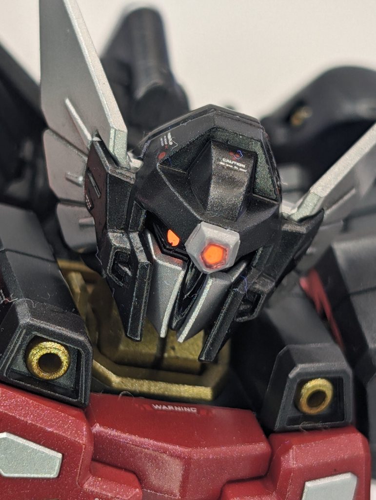 モノアイとセンサーはハセガワミラーフィニッシュに蛍光レッドを吹き付けて貼り付け、前後センサーはレジンでカバーしました