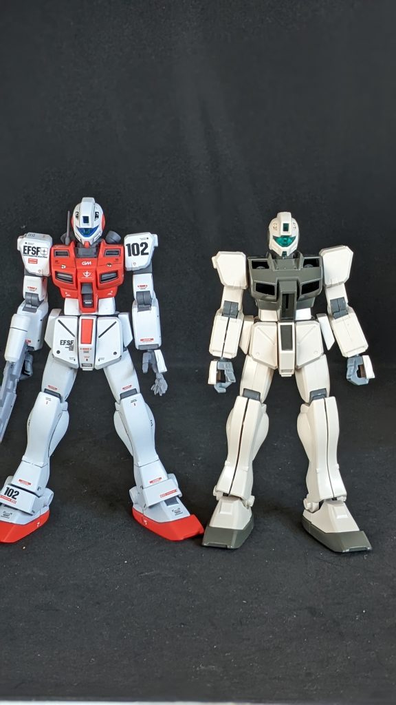 これから手を加えようと思っているノーマルのジムコマンド（コロニー戦ですが）との比較。太腿と腹部の延長で、スラッとした印象に仕上がったかなと思います。