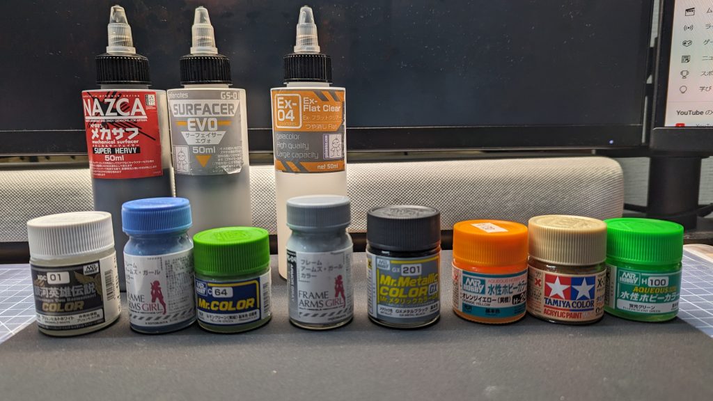 塗装レシピは以下のとおりです。下地:ガイア サーフェイサーエヴォフレーム①:ガイア メカサフ スーパーヘビィフレーム②:クレオス GXメタルブラックボディ:ガイア ブリュンヒルトホワイトボディ緑青:ガイア スティレットブルー(80%)+クレオス ルマングリーン(20%)ボディ灰:ガイア アーマーグレーアクセント①橙黄:クレオス 水性 オレンジイエローアクセント②ゴールド:タミヤ 水性 チタンゴールドアクセント③蛍光:クレオス 水性 蛍光グリーントップコート:ガイア EX04フラットクリアー特に今回はフレーム②で使用したGXメタルブラックが気に入りました。同系色でメジャーなのはガイアのスターブライトアイアンだと思いますが、こちらのほうが輝度が少し抑えめで僅かに紫がかっている気がします。青系統の白などと相性が良いです。