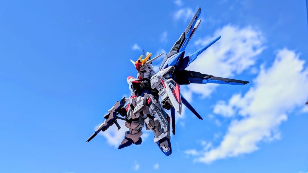 青空バックに撮影（ディスプレイスタンドを画像編集で消しています）