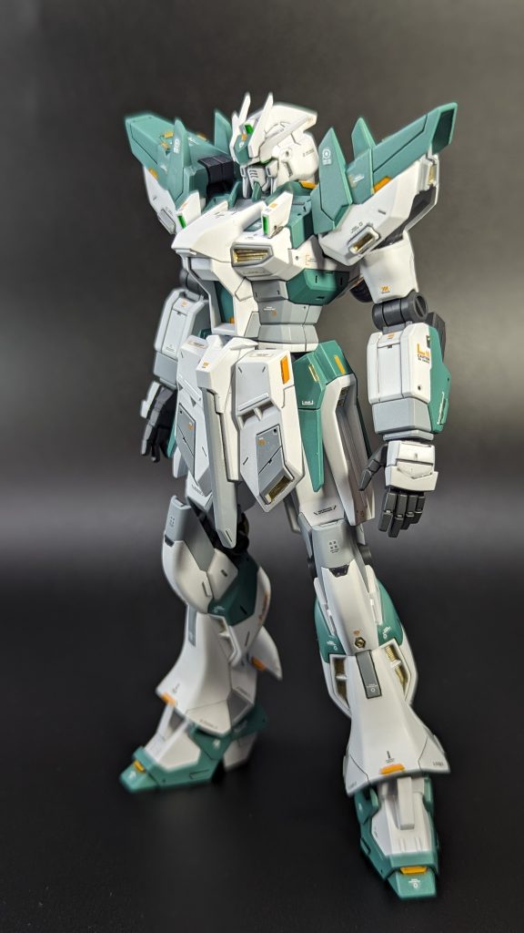 バックパック無しの素体です。スタイル改修箇所は、ヘルメットの合わせ目部分を前後に延長し、マスクに奥行きを出しました。キットの胸部は本来は左右非対称のセンサーやディテールがありますが全て削り、プラ素材で左右対称に改修しています。フロントアーマーのセンター部分も、キットでは股間部分が前方に迫り出す構造がどうしても好きになれず・・・ビルダーズパーツを流用してスッキリ感のある形状にしました。