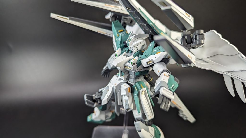 平手パーツは30MMシリーズのハンドパーツを流用しています。オレンジに塗装されている台形ディテールは0.5mmプラ棒を切り出して貼り付けています。キットの肩アーマーの天面は「真っ平ら」なので、スジボリとプラ棒で凹凸をハッキリさせてみました。そのほか、キットではボンヤリしているディテールは削り落とし、プラ棒などで作り直しています。