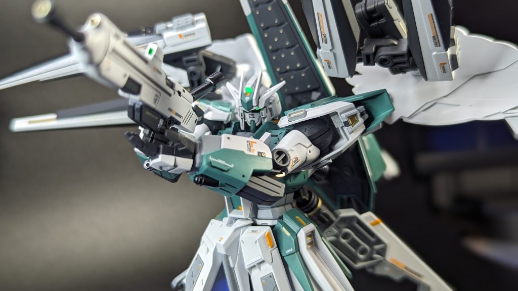 カメラ部分はグリーンの蛍光塗料を筆塗り。アクセントカラーの橙黄色やゴールドも筆塗りです。デカール類もオレンジ×グレーのものを中心に、配色に合うようなものを選びました。