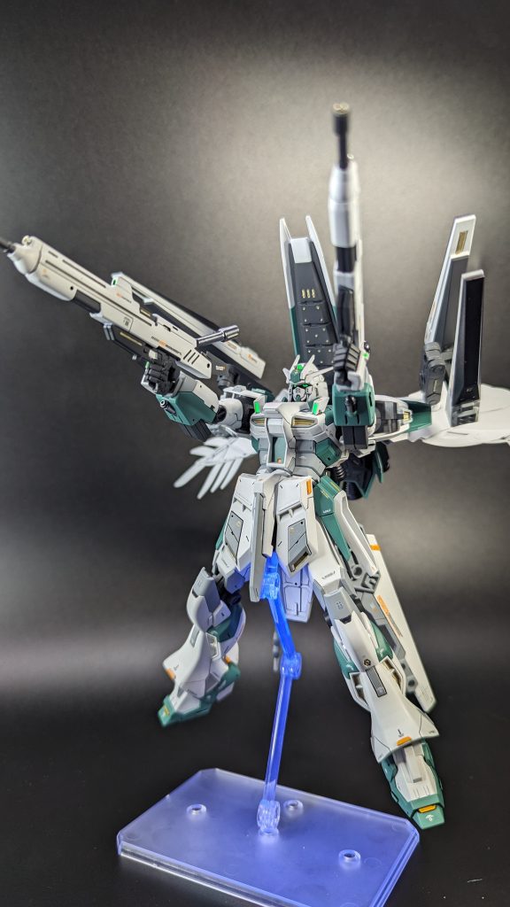 フリーダムに負けず、こちらもハイマットフルバースト!キットの設定では背面中央のシールドブースター先端にメガ粒子砲がついているとのこと。エフェクトパーツがあると映える気がするので、後日追加制作するかもしれません。