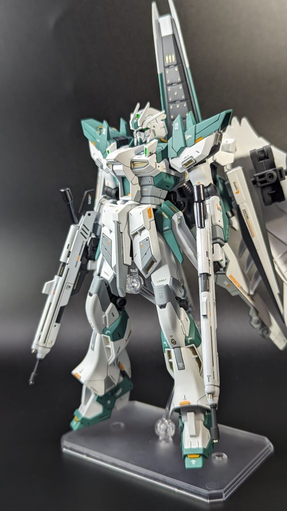 武装では、HGのHi-νガンダムの前腕(バルカン)とビームライフルを流用し、胸部と同じく左右対称にしています。ビームライフル自体はRGのHi-νガンダムのものを参考に、プラ素材でスコープ部分や後部を延長して形状にメリハリをつけています。先端の銃口部分にはお安くて有名なメタルパーツの「ICソケット」を接着しています。