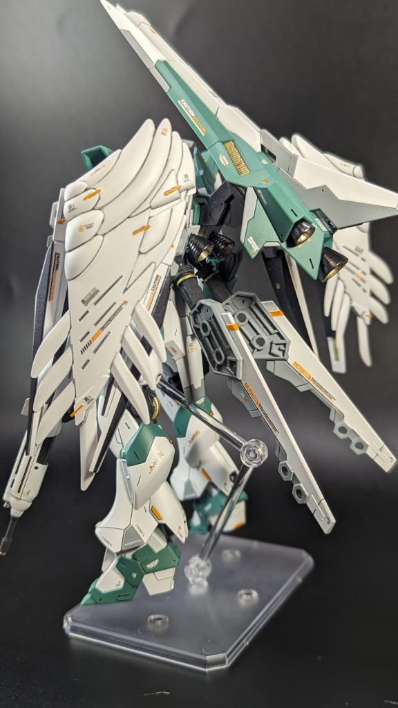 バックパックではSDEXスタンダードのウイングガンダムゼロカスタムの羽を流用しています。内側には、Hi-νガンダムのフィンファンネルを加工して取り付け。HGでは4本がモナカ構造で可動しないのを逆手に取って「フィンファンネル射出状態」をイメージした形状で取り付けてみました。背面腰部のスタビライザーもビルダーズパーツから流用しました。背面中央のシールドブースターは、本来キットでは盾として装備できますがオミットてバックパックとして制作しました。