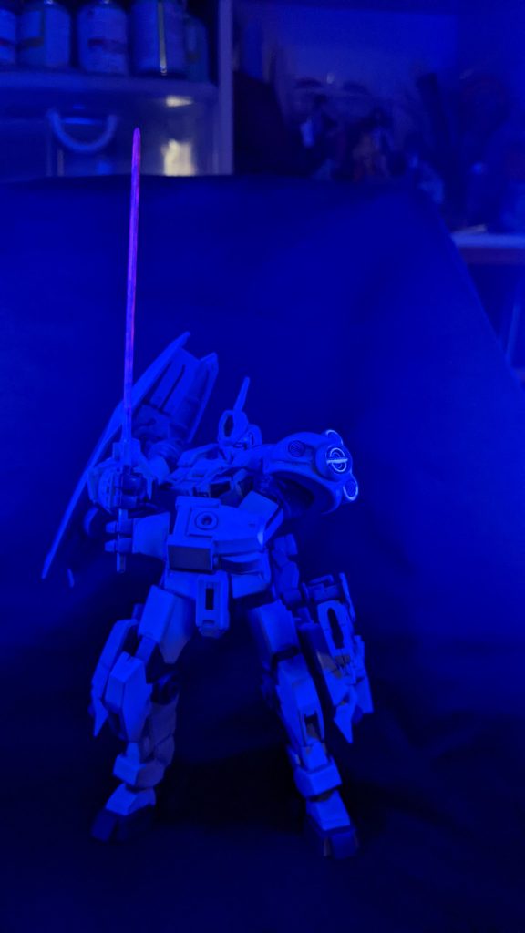 実剣モードは鞘の中でビームを纏わせる事で高い切れ味を得ます。刀自体にビームを発生させる機能は無いので、数分で普通の実剣に戻ります。