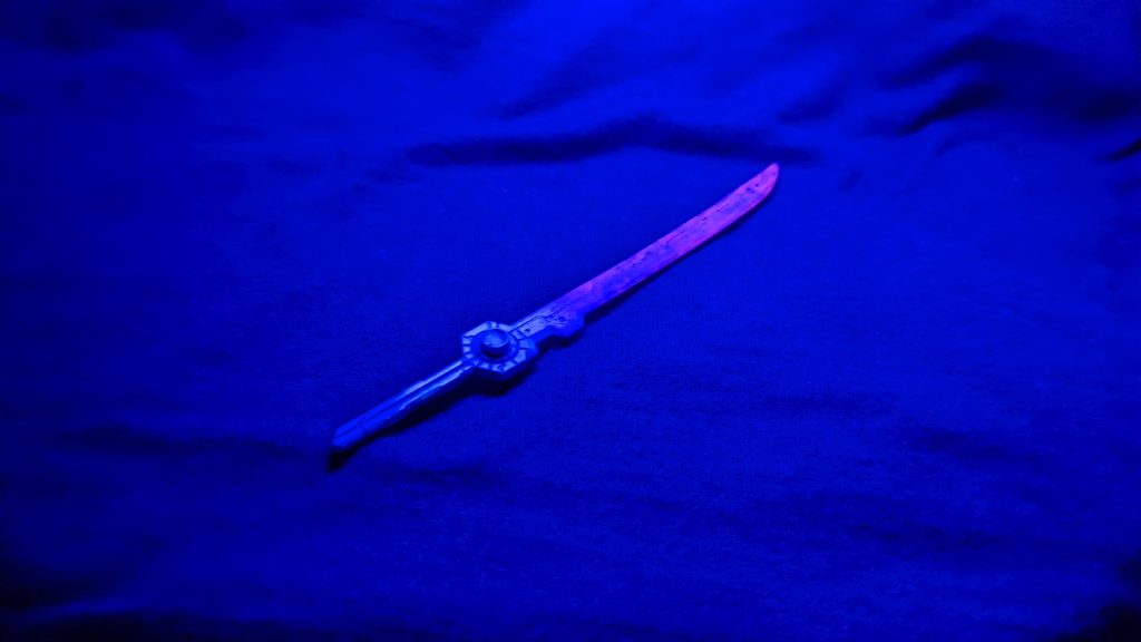 蛍光ピンクの塗りが荒くやり過ぎて、「呪われた妖刀」感が……（笑）