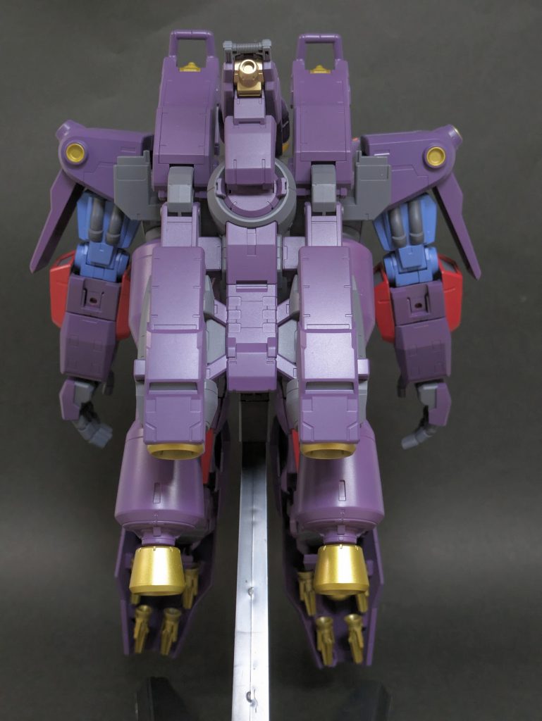 デカくて写真撮るの大変でした 笑。シナンジュは膝のスラスターノズル?に3mm穴を開けるだけで脚部ユニットを装着できて、あとは無改造でもいい感じにフィットしました