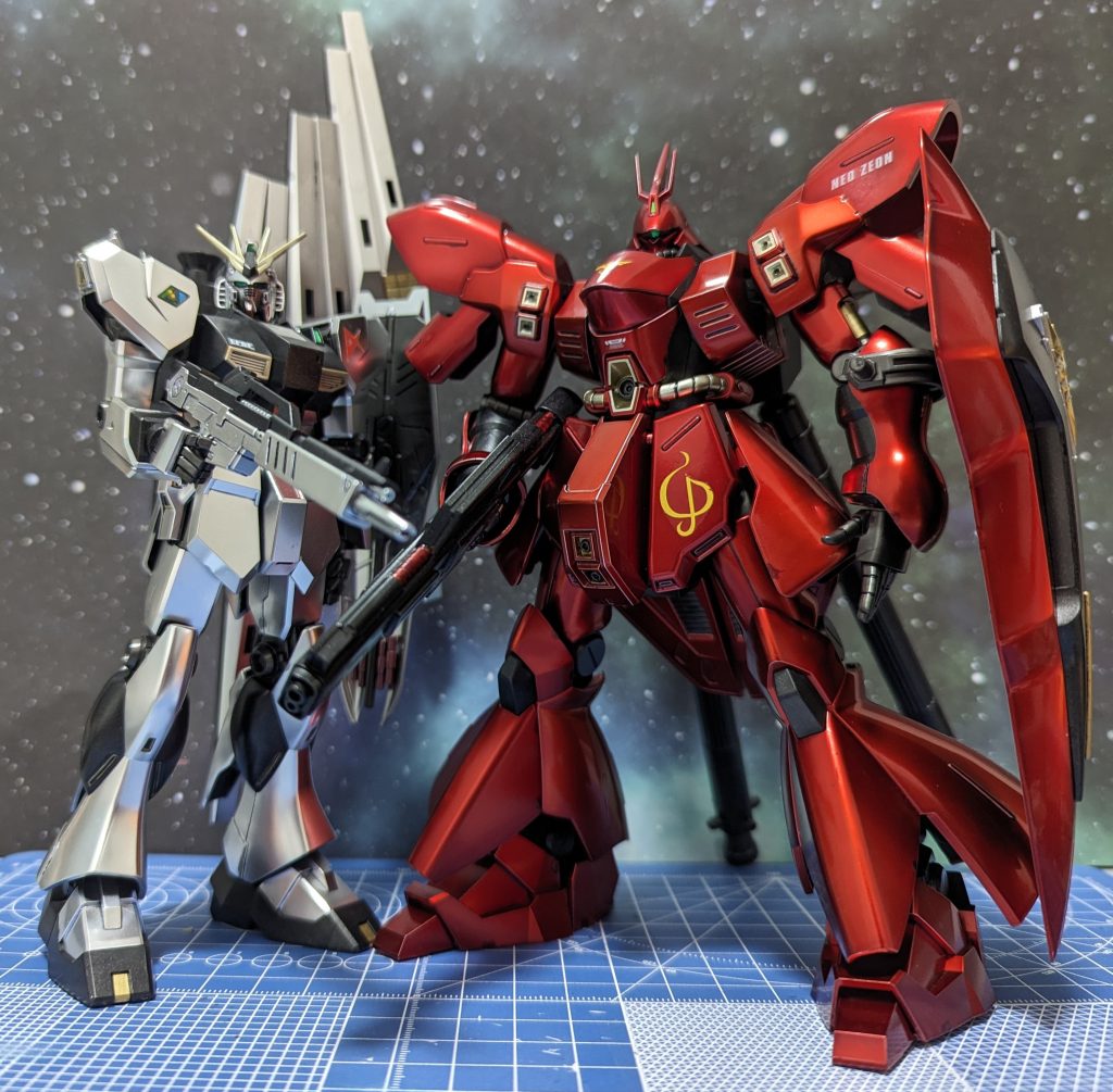 最後に永遠の宿敵、νガンダムと共に。メタリックで揃うとなんだか高級感が漂います?なおνガンダムは初投稿作品でしたので、感慨深いものがあります。個人的にはナイチンゲールよりもサザビーのほうが好きです( ̄ー ̄)bグッ!…ナイチンゲールも好きですが…最後までご覧いただき、ありがとうございます!