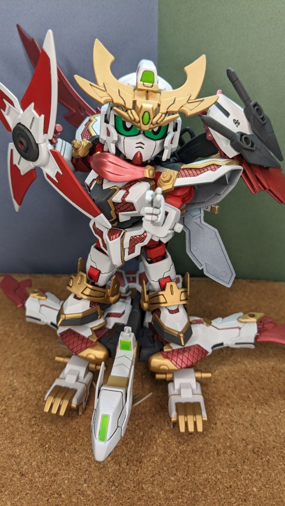 武装装甲八鳥(ぶそうそうこうはっとり)。肉抜き穴を可能な限りプラバンで塞いでリアルモード時の手甲パーツにジョイントを作りました。本体との接続ジョイントに余剰の持ち手パーツを使うためです。また、腰の接続パーツも肉抜き穴を塞いでジョイントを追加しています。