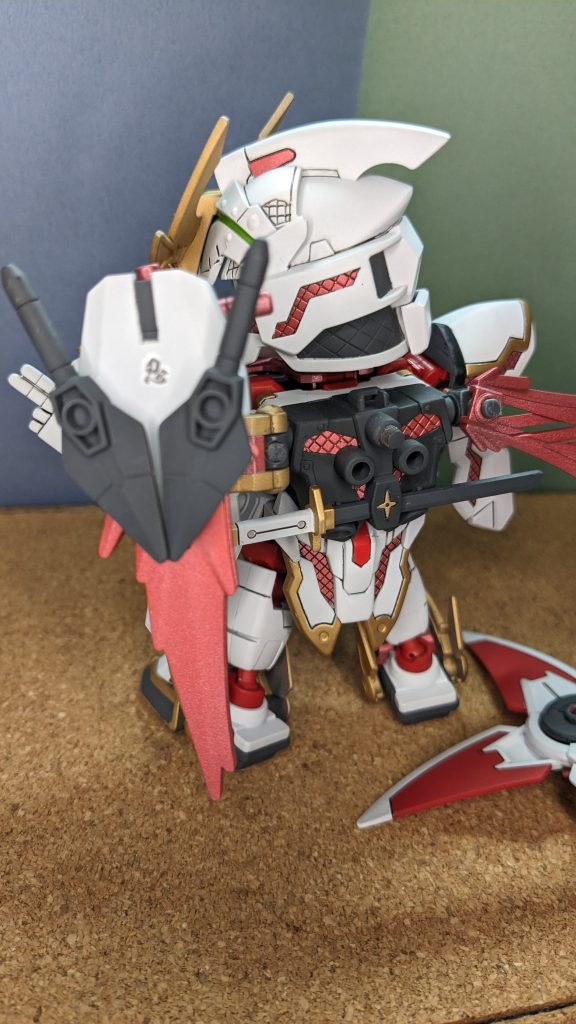 追加武装”忍ファンネル”コアガンダムⅡの余剰パーツのシールドを加工して作りました。エフェクトパーツを重ねて挟み込んで固定出来るようになっています。本来ひじに接続するクナイと余剰の持ち手パーツを接続するジョイントも作りました。