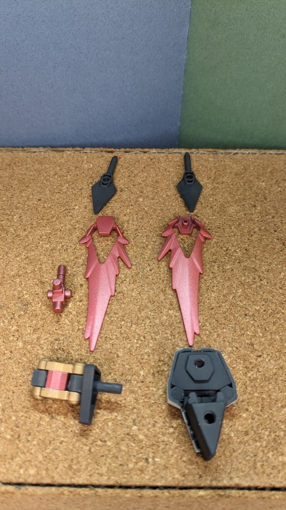 忍ファンネル単体です。シールド裏の三角の部分にエフェクトパーツの三角の空洞がすっぽり収まります。緩み対策でポリキャップを内部に仕込んでいます。赤と金のジョイントパーツはコトブキヤのジョイントに装飾して塗装したものです。