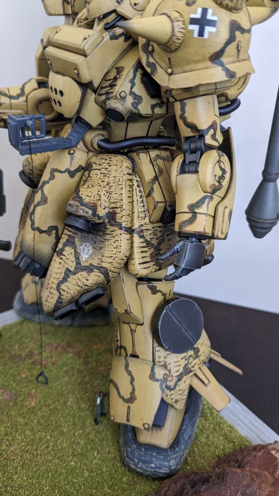 コクピットハッチ展開、防護壁を兼ねた内蔵式タラップを作りました。下にパイロットがいますね。「左足首の調子が悪いんだ。必要なパーツを届けてくれ。」