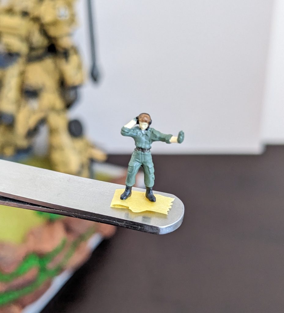 パイロットこさえました。塗り分け頑張りました☺1/100MSフィギュアをニコイチしてポーズを変えてます。