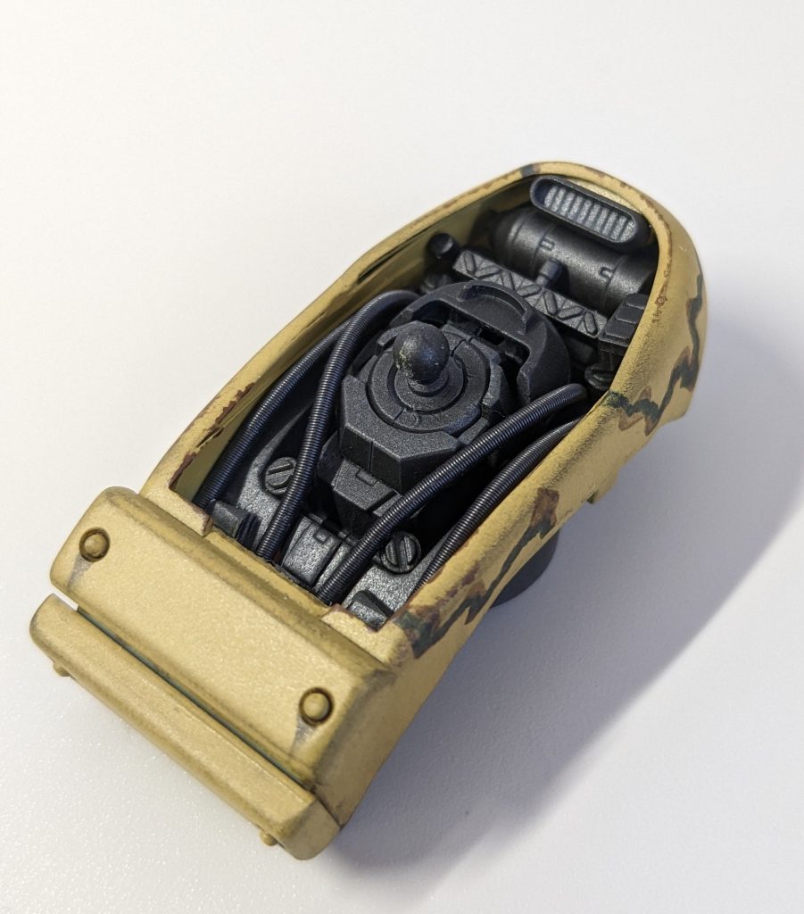 今回一番頑張った部分です。マラサイにはもともとギラドーガのような首周りのデザインスペースがなかったので、プラバンメインで頑張りました。パイプは全てスプリングに。完全なオーバーテクノロジーが搭載された兵器。機体もですがパイロットもかなり貴重な存在のはず。生存性を高める為にコックピット周囲の装甲を追加。ちなみに追加のバーニアによる推力アップで、ドムのようなホバー走行可能です。