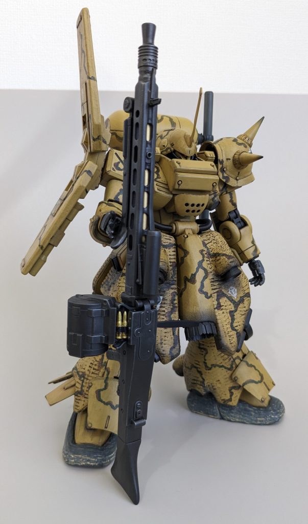 ショルダーアーマー、ヘルメット、シールドなどの鋳造表現、リベット、腰周りのアーマー巨大化、ツェンメリットコーティング、手書き迷彩など。コックピット周りをはじめ、ちょこちょこオリジナルで造形しました。ツェンメリットはランダムにしたので、ウェザリングしたら焼き豆腐みたいになりました笑 見慣れると悪くありません✨