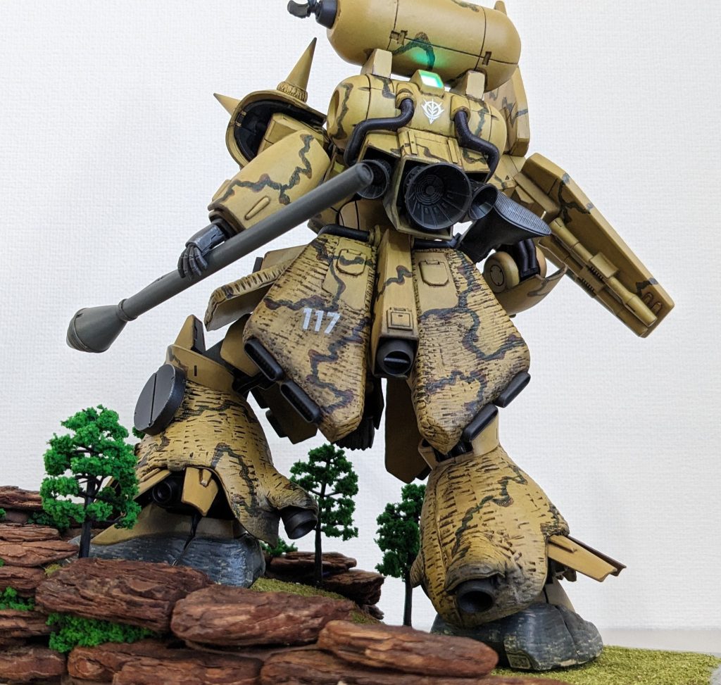 バックパックのセンサーもビコーン。追加の燃料タンクはハイゴックのハンドミサイルカバーをカット、反対側の円筒をおゆまるでレジン複製。バーニア、スラスター、関節、MG42全てクレオスのメタルブラックで塗装、つや消し仕上げ。つや消しでも鈍く光るのでお気に入りになりました✨