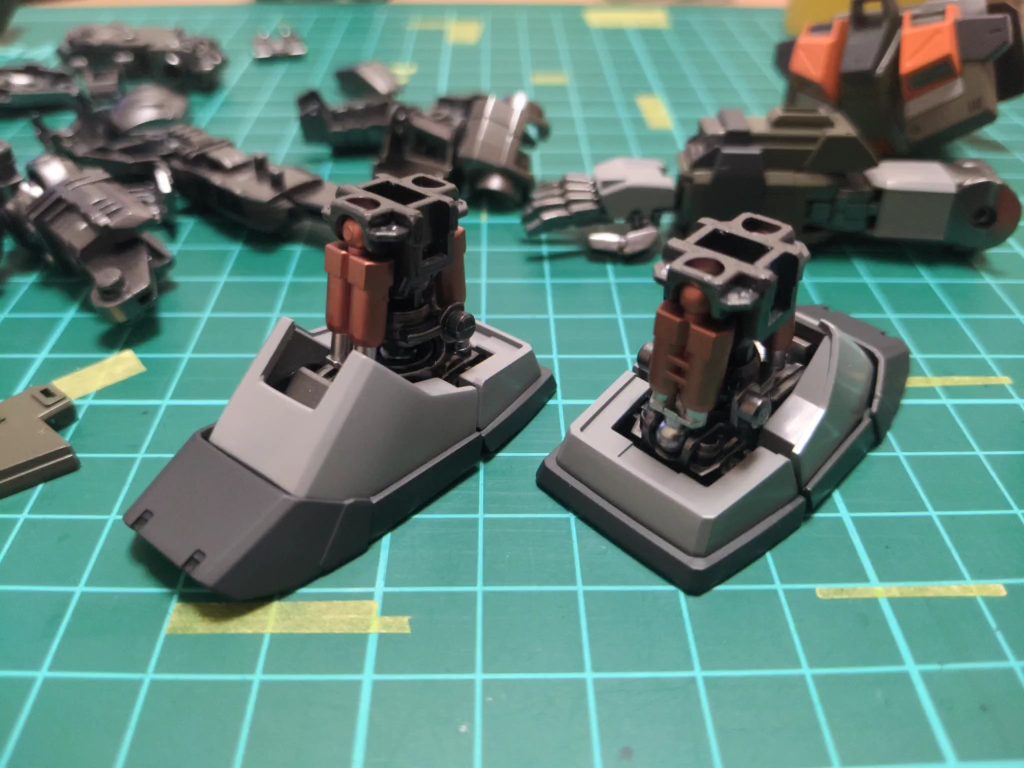 脚部と肘シリンダー部分もシルバーとカッパーで塗分け。パーツ隙間からのチラ見えって惹かれます。足首の可動域がもう少しあれば、あとホンの少しだけアピール出来るのですが。