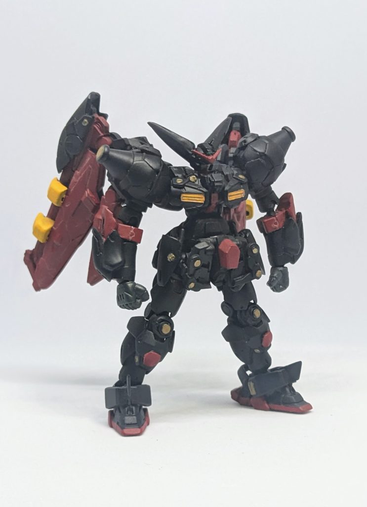 オリジナルのマスターガンダムよりもかなりマッシブな体型になりました😅胸部にスイング機構を内蔵したかったので、どうしても上半身がゴツくなってしまい、失敗かと思いましたがウイングを付けたら割と自然な感じに纏まったので個人的には良かったです。
