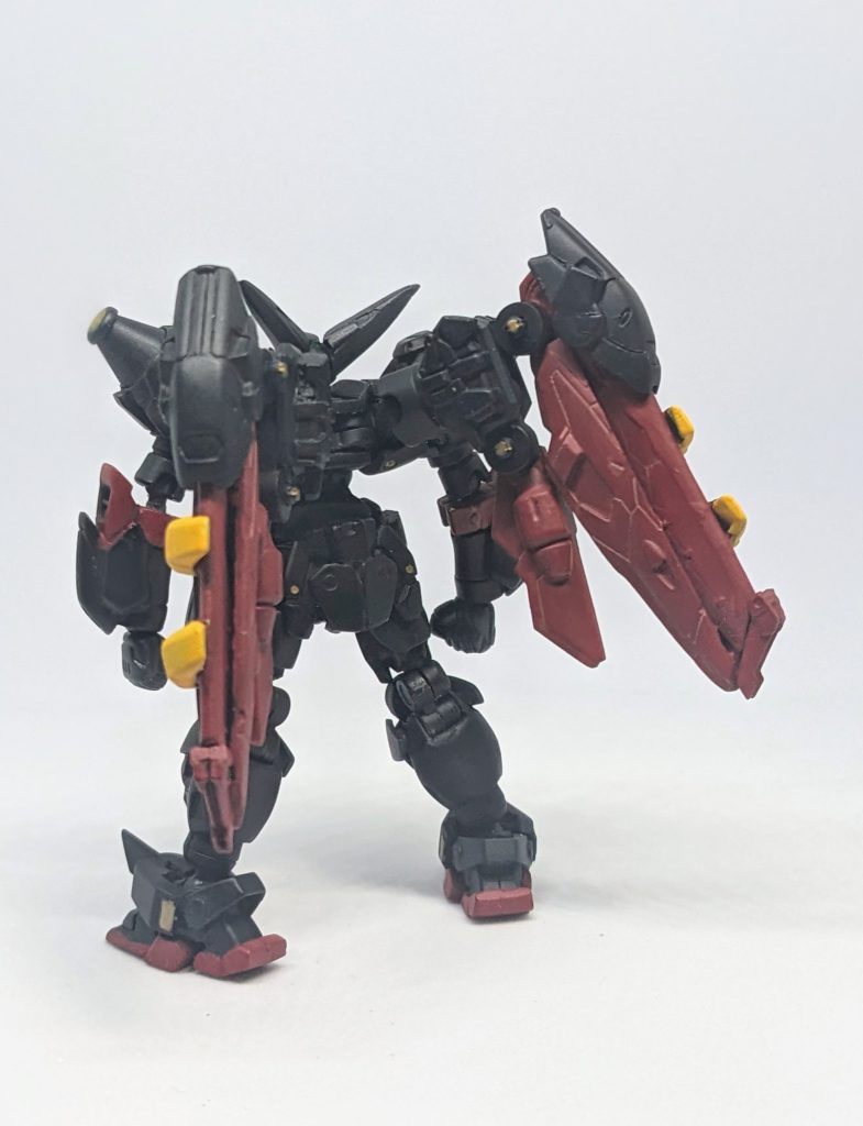 スイング機構が丸見えですが、隠してしまうと可動に支障が出そうだったのであえて丸見えにしてます(笑)かなりギリギリのバランスで自立できてますが、ちょっとでもバランスが崩れるとウイングの重さで立てなくなります😂