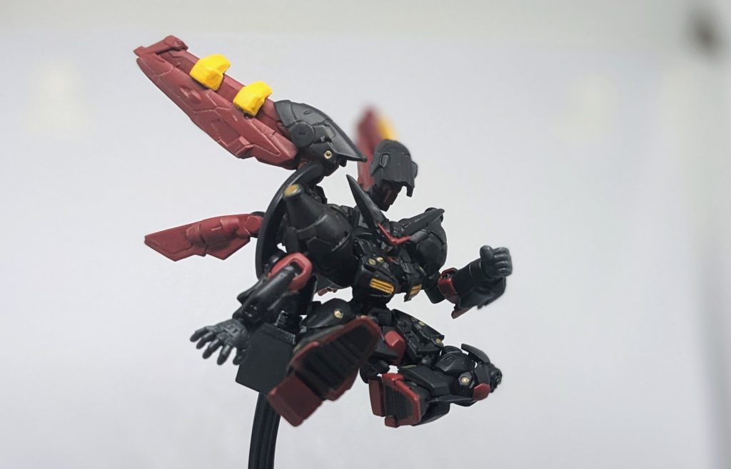 跳び蹴り。股間接がボールジョイントでかなり動くようになってるので、このようなポーズも可能です!破損が怖いのでいちいち脚を本体から外して蹴りポーズにしてからくっつけないといけませんが、なかなかに決まります💪