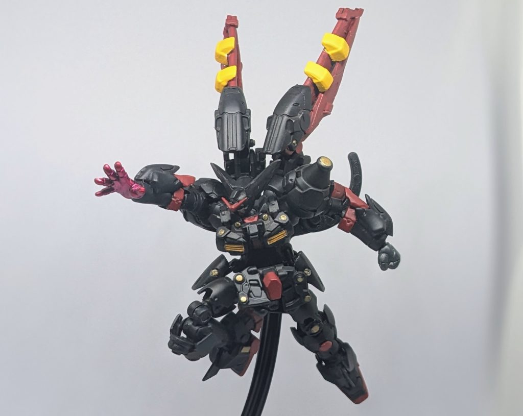 ダークネスフィンガー!代表的な必殺技。ヘキサギアの平手をメタリックレッドに塗ってから蛍光ピンクを重ね塗りしてます。胸のスイング機構のおかげか無理なくアクションポーズが再現できます!