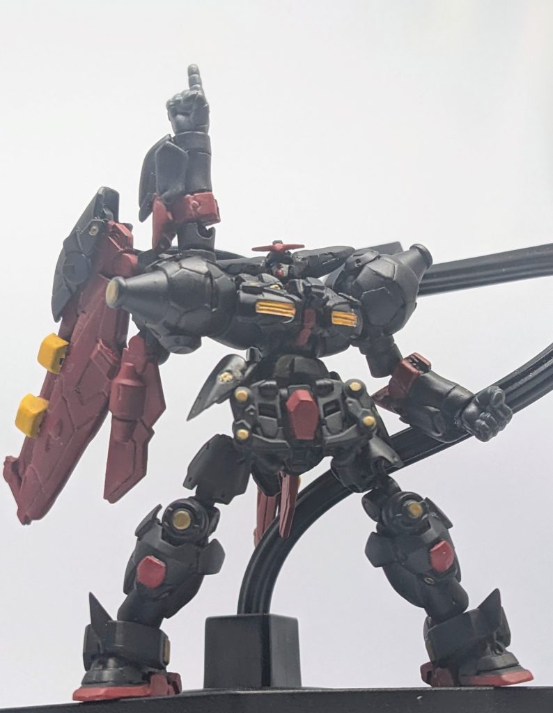 最後はガンダム・ザ・ガンダムのポーズ!第13回大会でマスターが優勝してたらこんな感じだったのかな😇?今回2体目の可動式アーティファクトに挑戦しました!前作のハイザックのノウハウや他のアーティファクターのみなさんの作品を参考にしてやっとこさ完成させました。作ってる途中は何度か破損したりして心が折れかけ、マスターアジアに「足を踏ん張り、腰を入れんかっ!そんなことではアーティファクトの可動化など、夢のまた夢ぞ!この大馬鹿ものがぁぁぁ!!」などと言われてる気分でしたが、なんとかなりました😂完成したぜ、師匠👍️
