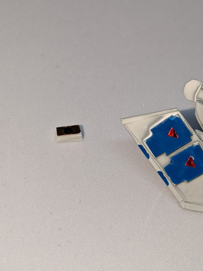 カードデッキです。一体彼はナニデッキを組んでいるのかはわかりませんが……。プラ板を重ねて作りました。