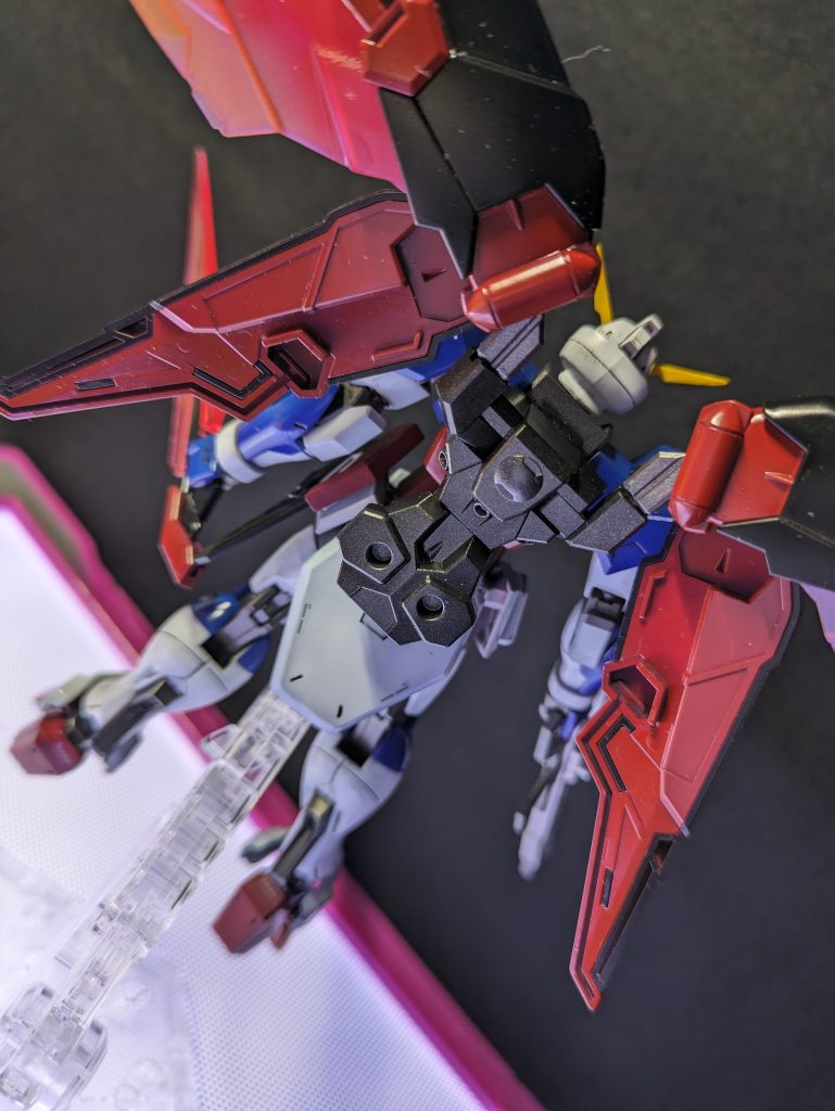 この後ろの下の穴使ってでっかいビームライフルと対艦刀付けたいんですけど、なんか蛇腹?みたいなフォビドゥンのなんとかパンツァー繋いでる部品みたいな、シェンロンガンダムの腕みたいなパーツってありますか?