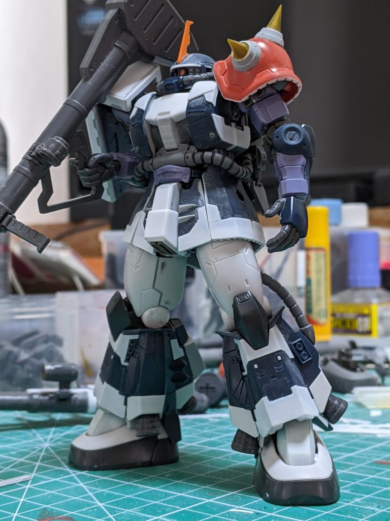 スパイクの肩は、hgジョニーザクから拝借、頭部アンテナは、サイコザクから拝借してます。