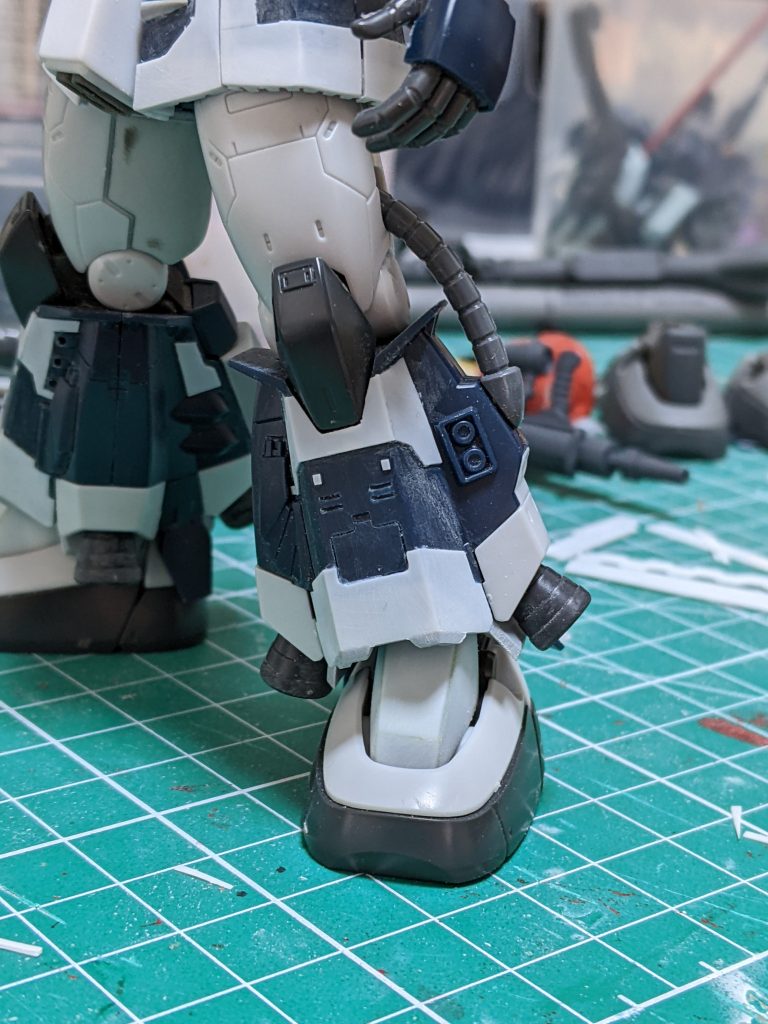 スネ部分は、自分好みにサイコザクのスネがカッコ良かったので、近づけるようにしました。