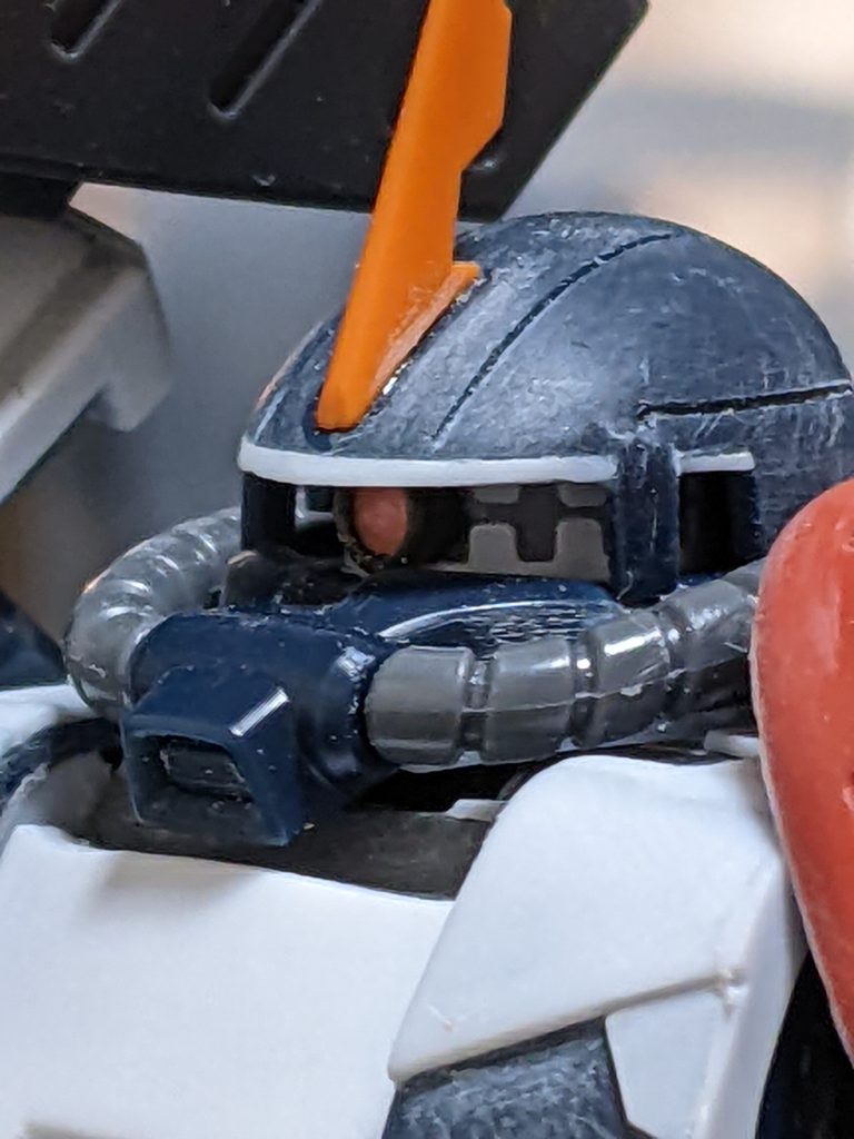 モノアイとレールは作り直しました。口？の部分をちょとだけ持ち上がるように、加工してます。