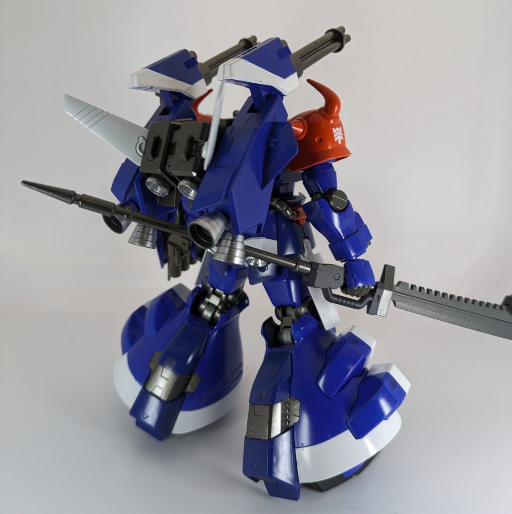 バックショット。ヴァリアブルポッドは無改造で取り付けられるので優秀ですね〜。ヴァリアブルポッドの上から更に本来のバックパックを装備、バケモンスラスターの完成です笑分かりづらいですが、武装、関節部、バックパック、動力パイプは赤鉄色、バーニアはシルバーで塗装してます。