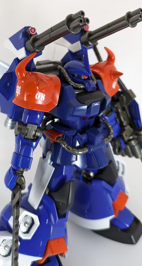 ショルダーアーマーと各オレンジ部分は個人的にお気に入りですが、もうちょっと赤強めでも良かったかな～と思います。因みに、胴体の青がちょっと暗めですが、これはサフをサボった結果です笑　まぁアクセントになっていいんじゃないですか?（逆ギレ）笑