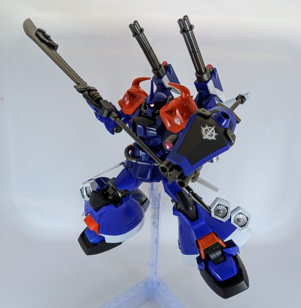 作成テーマとしては、「宇宙世紀版スラッシュウィザード」をイメージしてます。カラーリングには悩みましたが、個人的に近接戦闘のイメージが強い誇り高きジオンの騎士であるニムバスカラーにしました。武装は同じくガンダムベース限定のシステムウェポン4を使用。1年戦争時のジオンの機体に「ビームアックス」は合わないかな～と思ったので、無骨なコチラを選びました。全然関係ない話になりますけど、こういう武器キットってロクに装備させないクセについつい買っちゃいますよね笑