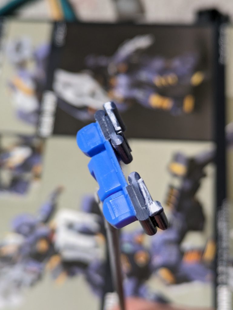 バックパックの1部。本体とのスキマが発生したので、このようにランナーつきタグを重ねて接着して解決。で、