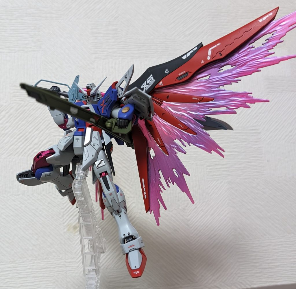 長距離ビーム砲と光の翼。光の翼は劇中の発光を再現するために内からメタリックピンク→キャンディパープル→クリアマゼンタの順でグラデ塗装してます。また、その上から青パールを吹いてるので光のあたり具合で青く発光します。(写真では見えませんが…)
