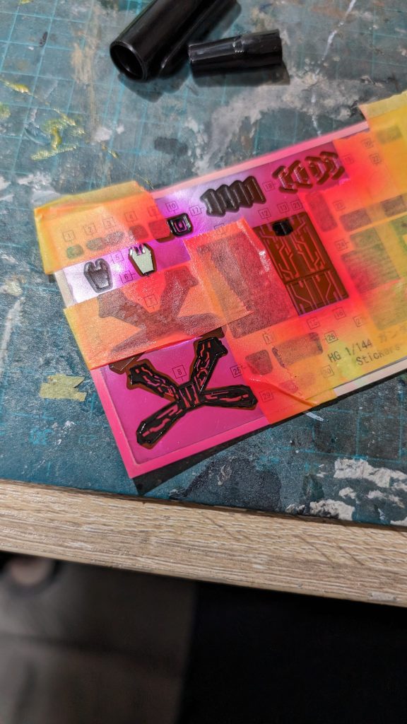 ご覧の通り、ざっくりすべてを塗りつぶして、マッキーで黒いところをなぞっています()