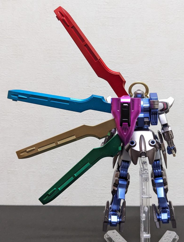 ガーディアン装着した途端、イッキにド派手!!に💥乗り手のラウダ君の言動に中二病感を感じてたので、4つの羽根を「火・水・風・地の四元素!!」とか言って塗り分けて喜びそうだなとか思い、この配色に。しかし、昭和男児としては、ここまで来たらど〜しても「モモ」も欲しくなってきた💦ので、付け根となるパーツに入れてみました😆!!まるでメタリック系マーカーの色見本みたい😅