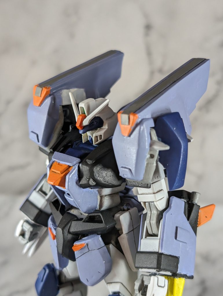 アーマーの色は、まずは「水性ホビーカラーのすみれ」にしたんですが、、、あまりにも明るすぎたので塗り直しています。