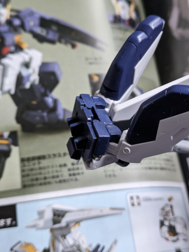 こうなる。胴体との接続はヘイズルのものを接着することで解決したので、ほとんどすりあわせだけでいけました。脚部延長を除けば、ここが一番の改修ポイントですね。