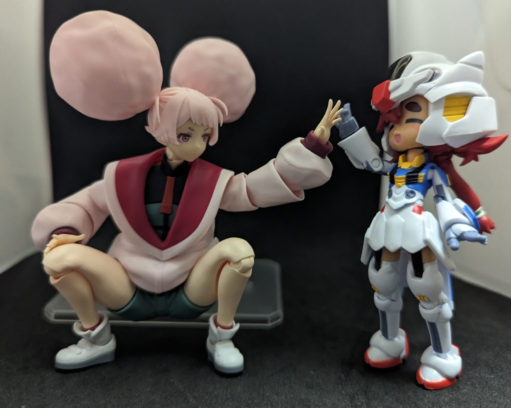 ちなみにサイズはこんな感じです。座ったパイセンと比べてもこの小ささ、もはや近所のヤンキーにも物怖じせず絡みにいくガキンチョです。