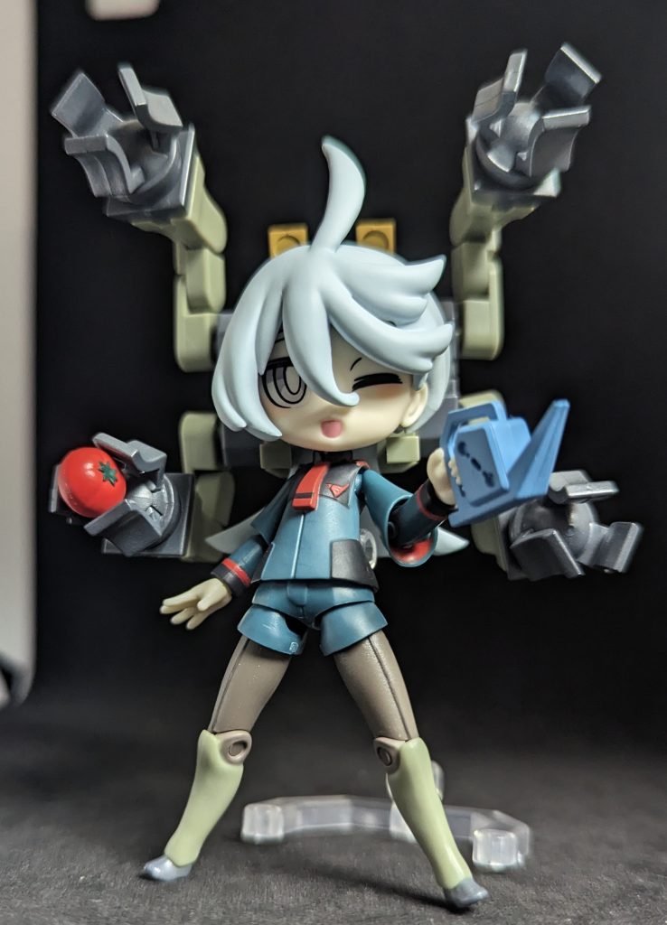 MS乗りじゃないミオリネのメカぐるみ状態は劇中で搭乗したモビルクラフト、ただの追加装備と化してますが貴重な立体化、爪は動かないですが軟質パーツなので付属のトマトは持たせられます。ちなみにトマトは果汁が迸ってるのと普通のと2個付属、ついでにジョウロも付属とオプションパーツは多いです。