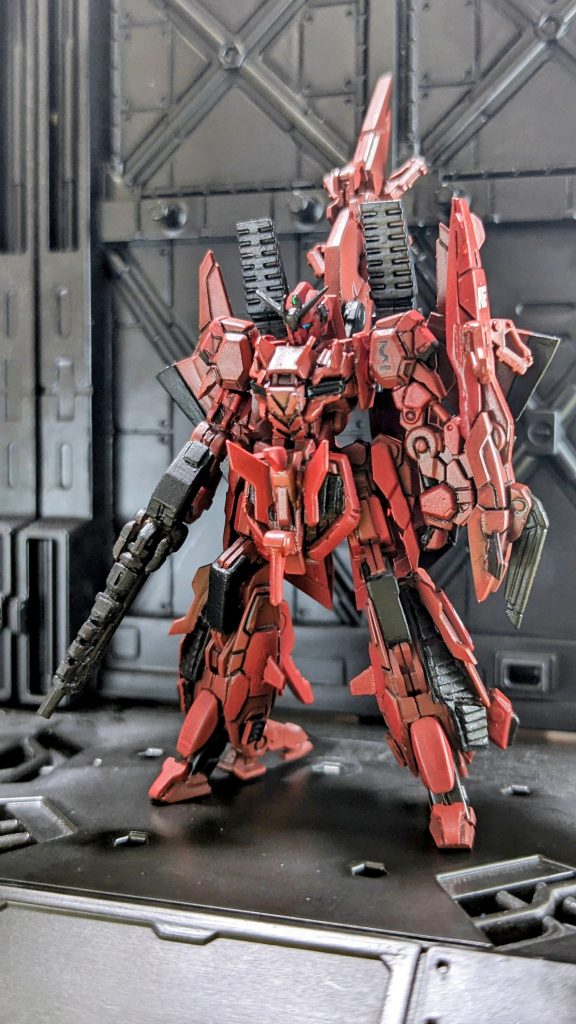 他のZガンダム3号機と比べると本当に同じ時代の機体なのか疑いたくなるくらいシルエットが違うので(特に脚)特徴的なテールスタビライザー、フライングアーマー、脚部を重点的に改造しました。フライングアーマーは他のゼータ系には見られないハンブラビのような三角形なので設定画とにらめっこしながらジャンクパーツやプラ材を切ったり貼ったりしました😅写真では分かりにくいですが、本体色は2種類のレッドを使ってます。