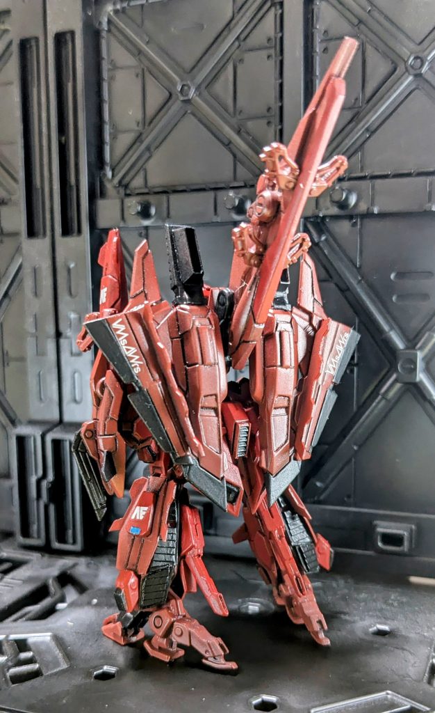 レッドゼータの印象としてブースターの類は付いてないイメージなので全身にスラスター状のパーツを配置してみました。あとは全身がトゲトゲの伊勢エビのようなシルエットなので、その辺りにも気を配りました💡カカトは過剰に伸ばし過ぎた感がありますが、このパーツのおかげか接地性が抜群で倒れることはほぼありません(笑)