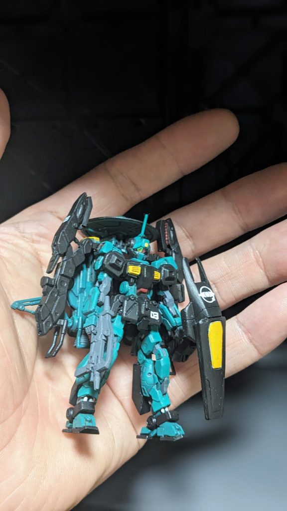 ジム系モビルスーツの命バイザー！下地にガンマカメッキシルバーを塗ってからラピーテープを貼ってみました。光を当てるとかなりギラギラ光ってくれます😏✨一番拘った部分かもしれません😁