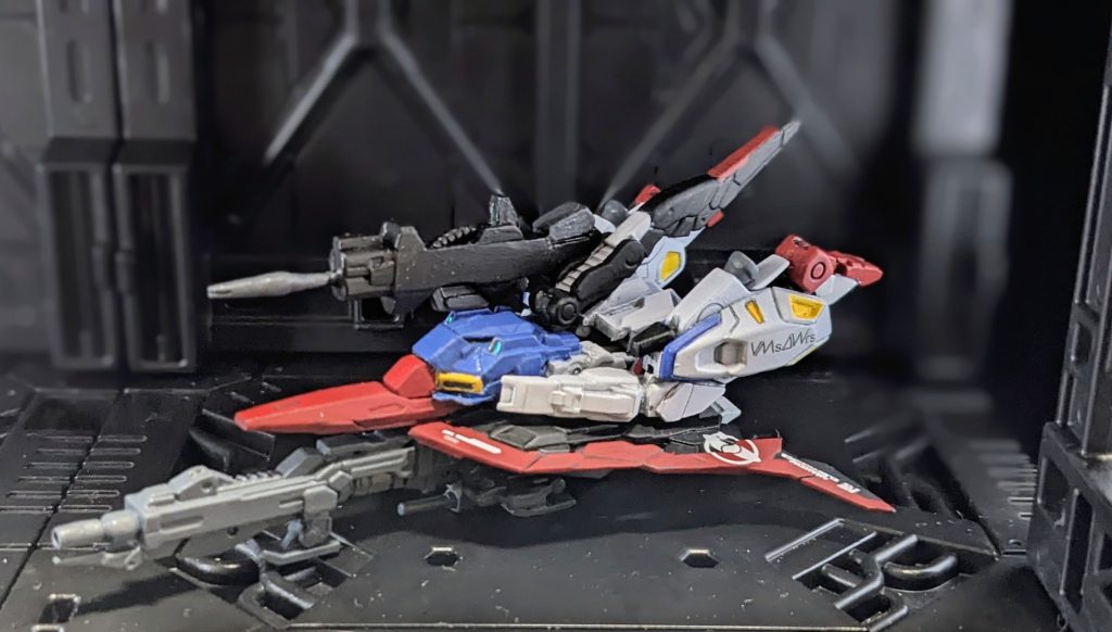 ウェーブライダーを作るならフル装備がいいということでビームライフルも作成しました！なんとか形にはなりましたが、塗装してからもうちょっとディテール入れれば良かったと後悔…😂ビームライフルはネオジム磁石が付いてて脱着可能です。メガランチャーはウェーブライダーの台座になるようにスキッドパーツを付けてます💡こちらもネオジム磁石で脱着可能です！