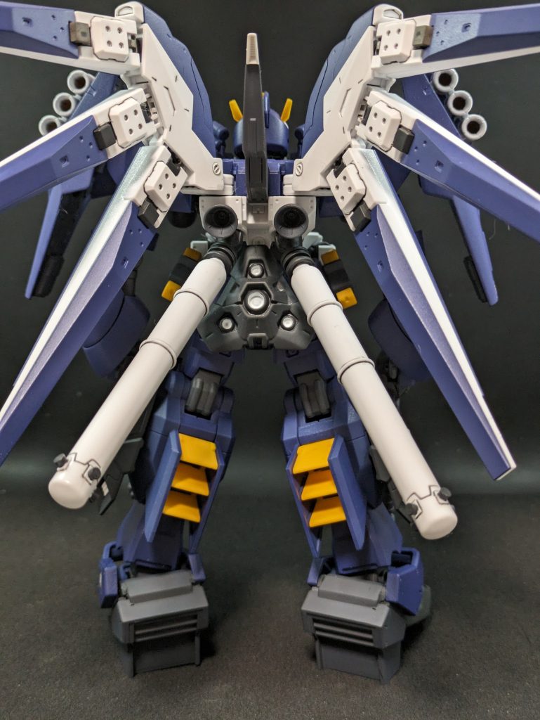 はい、ローゼン・ズールの盾があんなところにありますね。HGに付属の盾ではありません。スケールサイズを最も小さくしてこっそり忍ばせていた状態を可能な限り再現するために、モビリティジョイントの方の盾を使っています。かっこよくて早めに手に入るiフィールド持ちのシールドがあれでしたので・・・シールドにしろオプションパーツにしろ、自由にサイズ変更や取り付け位置が変更できるのがゲームのいいところですね。ホントはあそこではないんですけど、サイズ的にああなりました。