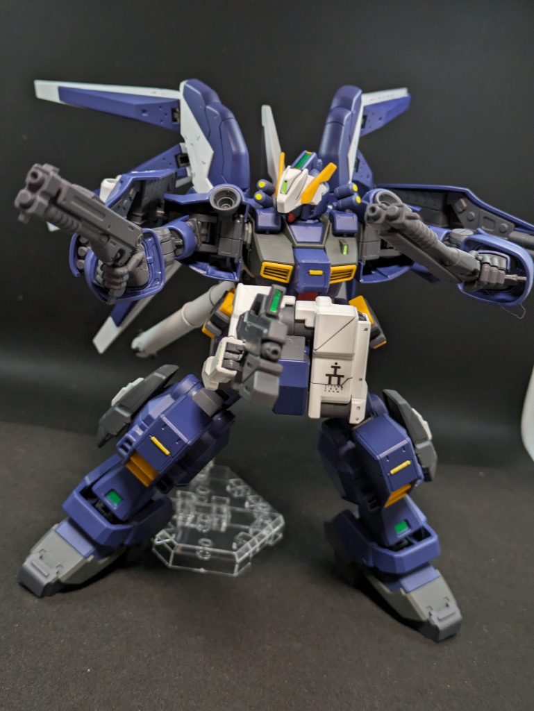 専用ショットガン。ポリゴンに負けたその2。ホントなら右手側はストック付きなんですが、袖がね。ビームライフルのセンサーは付属シールのあまり部分を切り取ってつけました。